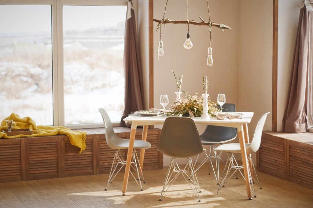 Bilden visar ett modern rum med gardiner i linnetyg. Nu kan du enkelt skapa gardiner och gardinkappor med tyger på metervara.