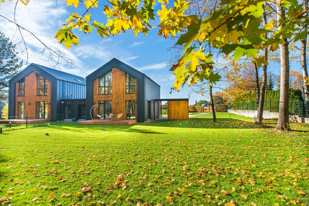 Bilden visar en modern villa. Husbesiktning i Västerås finns i flera olika varianter. Som exempelvis överlåtelsebesiktning, entreprenadbesiktning och slutbesiktning.
