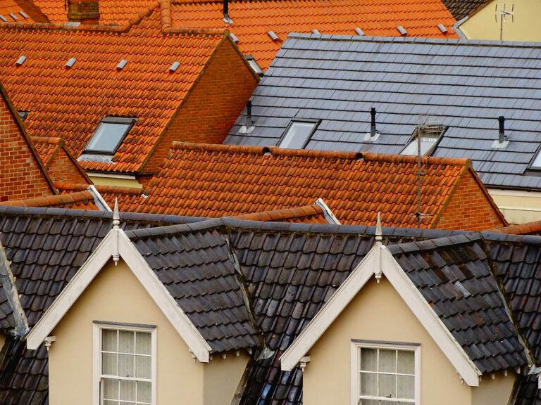 Bilden visar ett tak. Renovera taket på Gotland enkelt med hjälp av exempelvis VH tak.