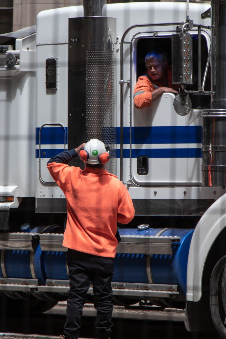 Bilden visar en lastbilsförare. Med industriförnödenheter kan köpa in stora volymer som motorolja på fat och andra förnödenheter till maskinparken eller industrin.