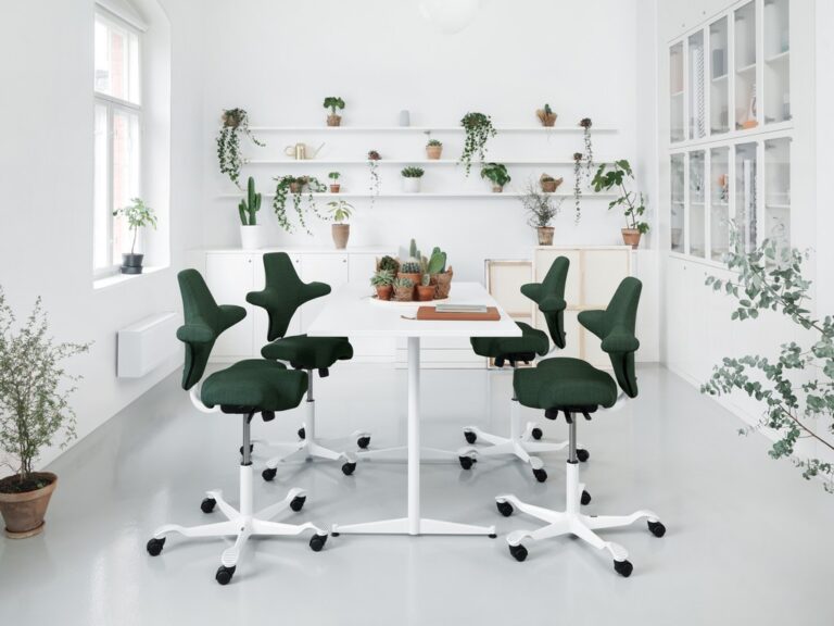 Bilden visar ett möblerat mötesrum. Framery är ett perfekt komplement till din kontorsinredning.