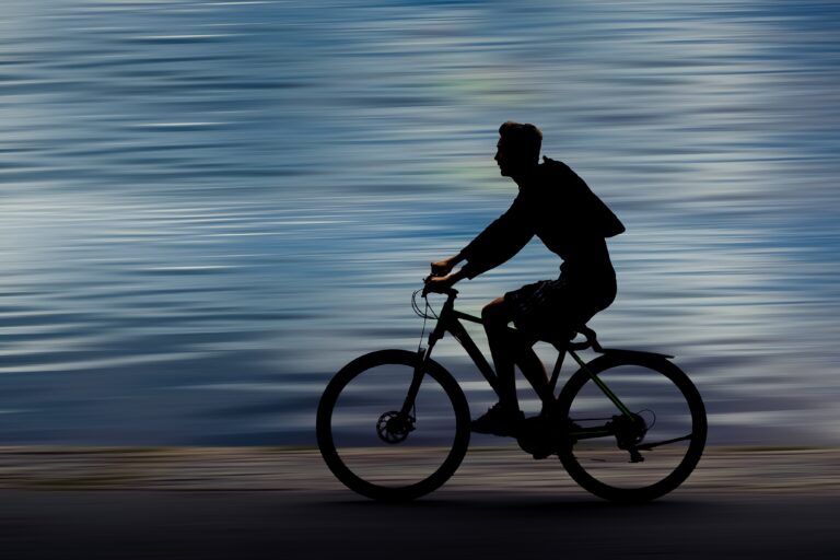 Bilden visar en person som cyklar. Cykelparkering i cykelrum som har låsbara cykelställ ökar chanserna att dina boenden tar cykeln till jobb och fritidsaktiviteter.
