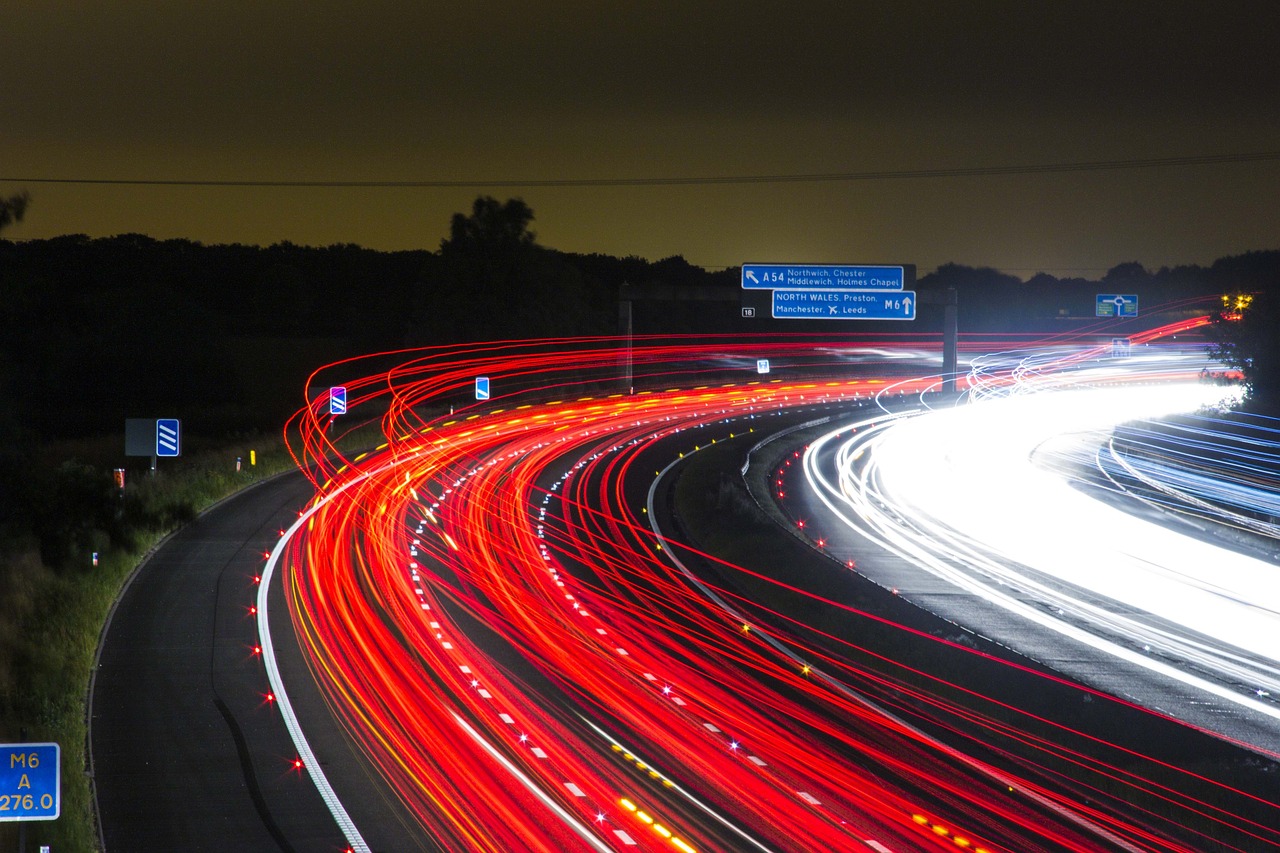 Bilden visar ljus från bilar i mörker. LED ramp är ett effektivt sätt att synas i mörker.