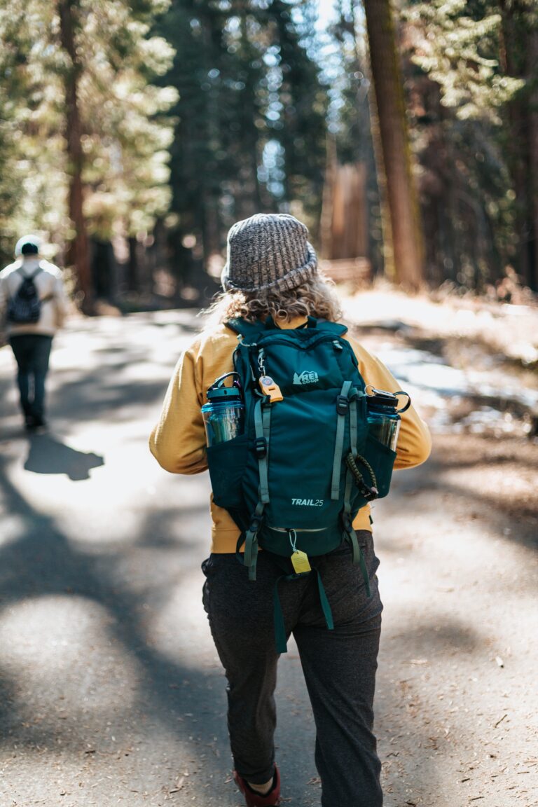 Bilden visar en person som backpackar. Backpacka med lättaste vandringsutrustningen.
