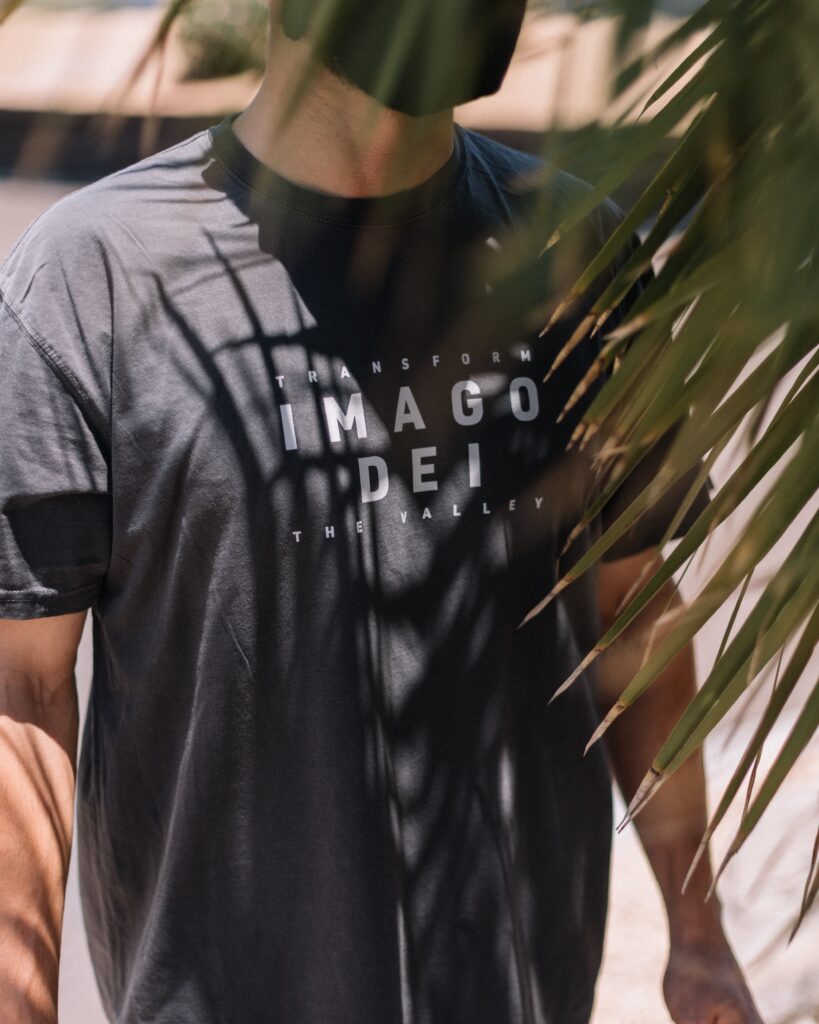 Bilden visar en t-shirt med eget tryck. Muggar och t-shirt med tryck hittar du bland profilprodukter och profilkläder med tryck.